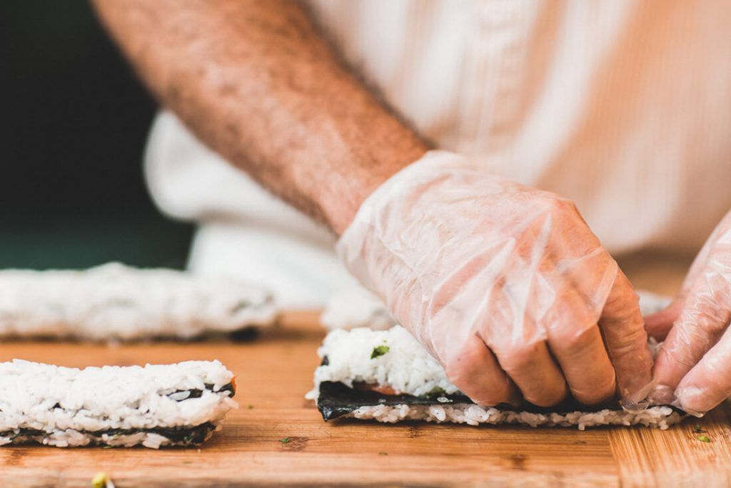 hombre haciendo sushi